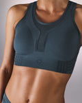 femme portant une brassière de sport hastko BRA N°42 