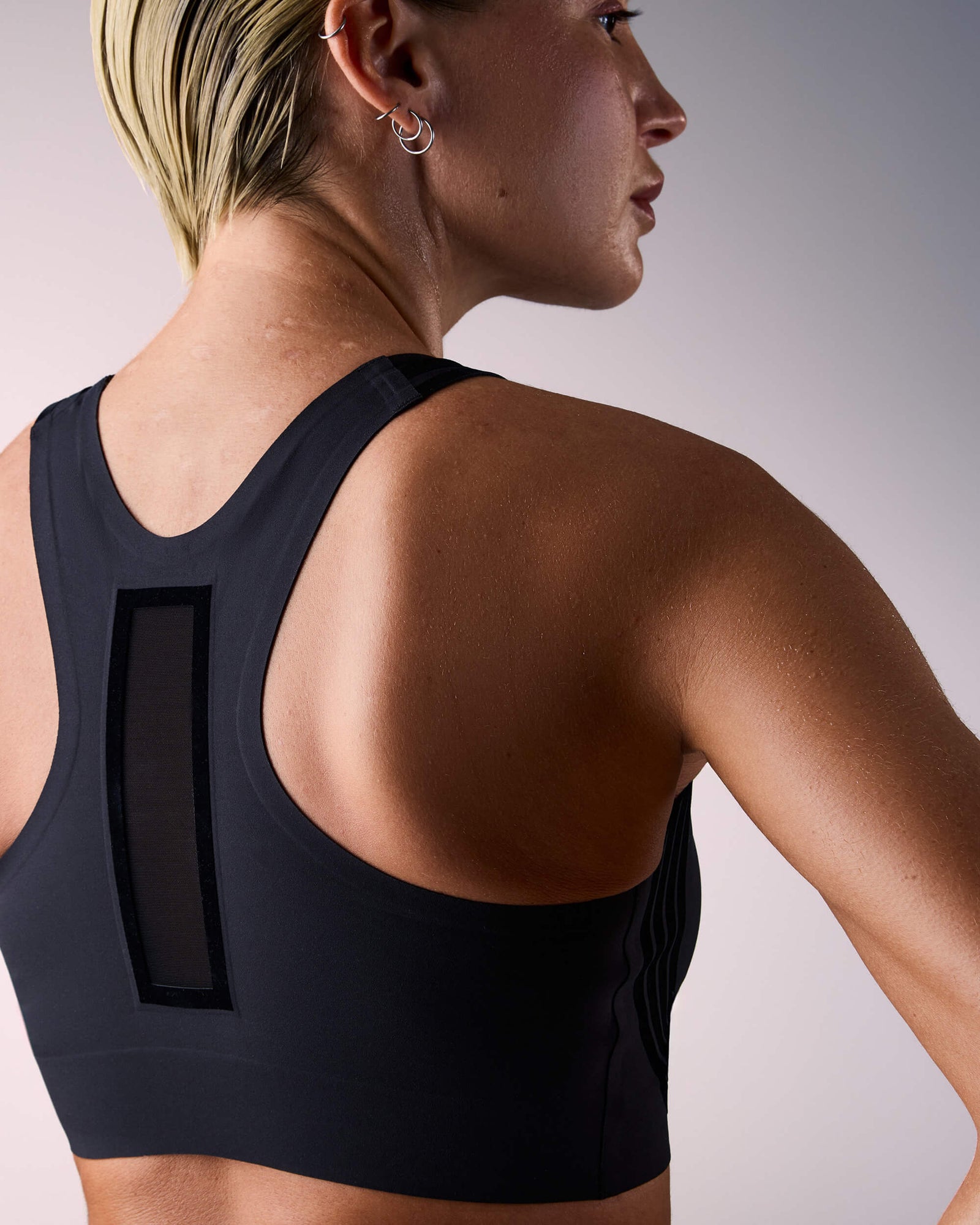 femme portant une brassière de sport hastko BRA N°42 #color_true-black