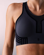femme portant une brassière de sport hastko BRA N°42 