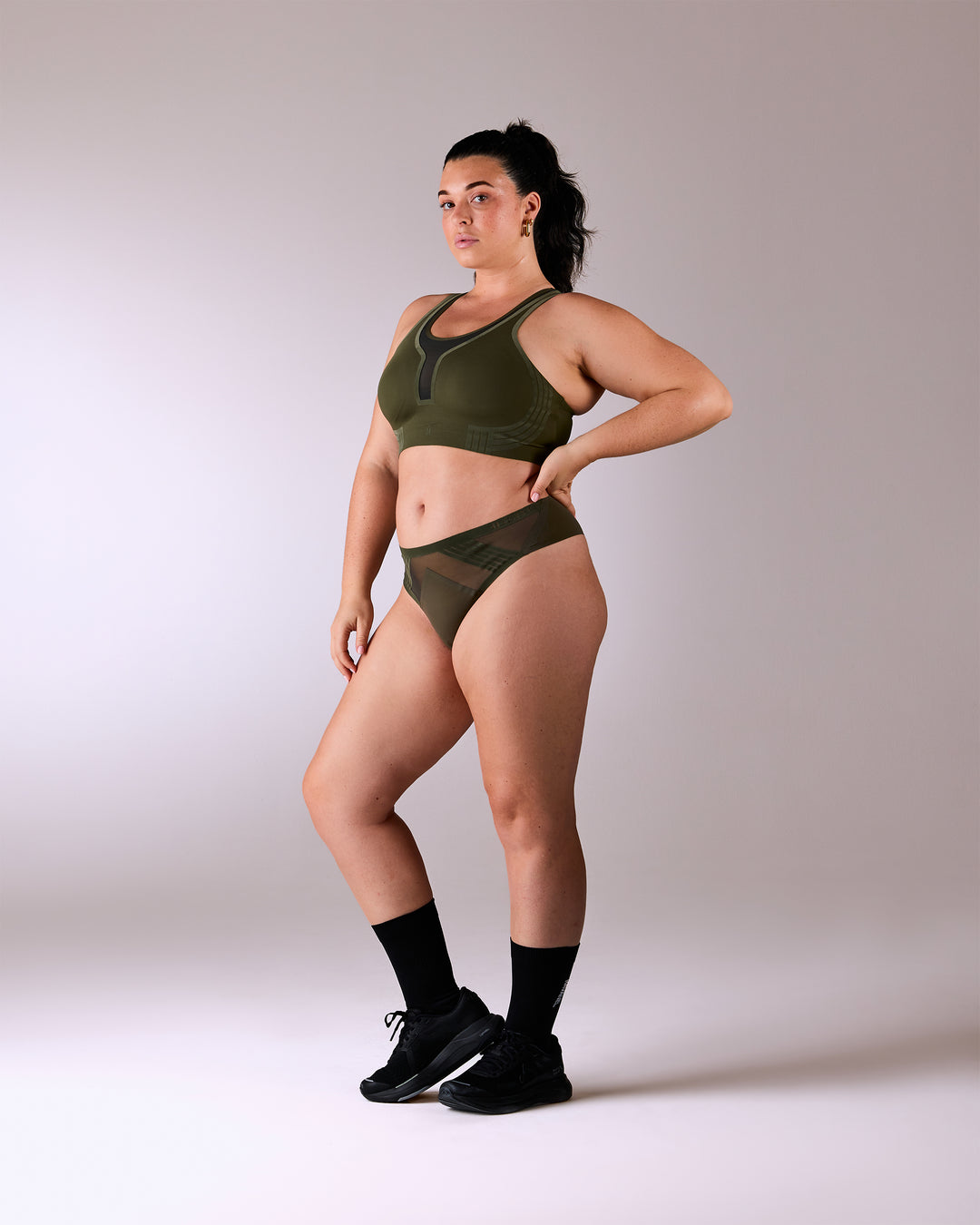 femme portant une brassière de sport hastko BRA N°42 #color_kaki