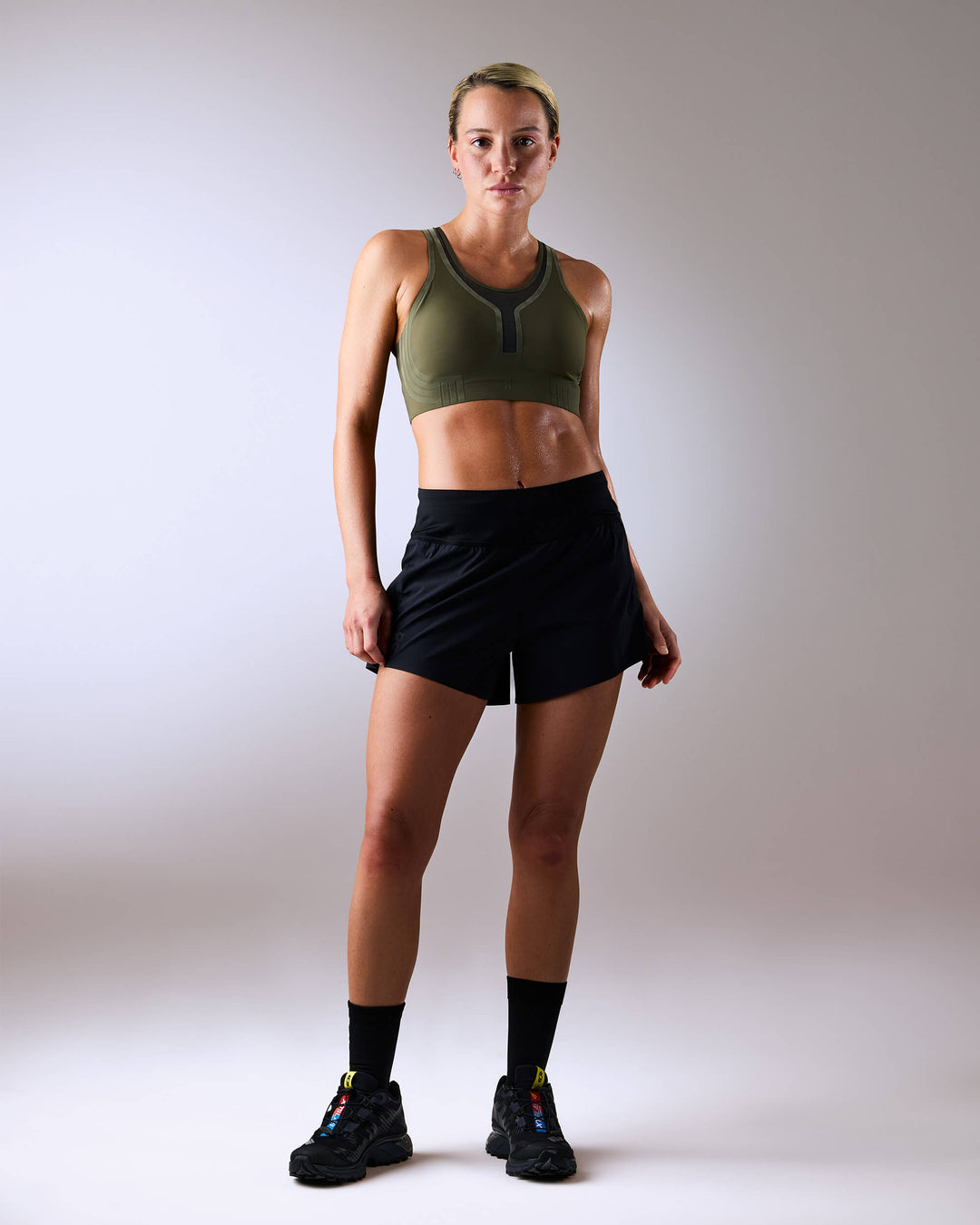 femme portant une brassière de sport hastko BRA N°42 #color_kaki