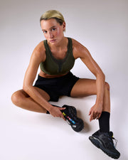 femme portant une brassière de sport hastko BRA N°42 