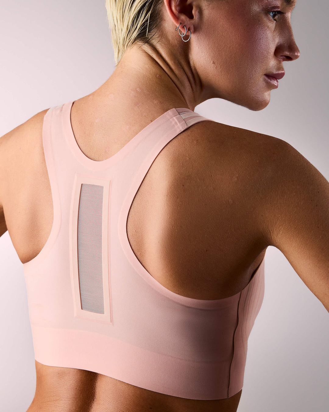 femme portant une brassière de sport hastko BRA N°42 #color_nude