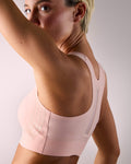 femme portant une brassière de sport hastko BRA N°42 