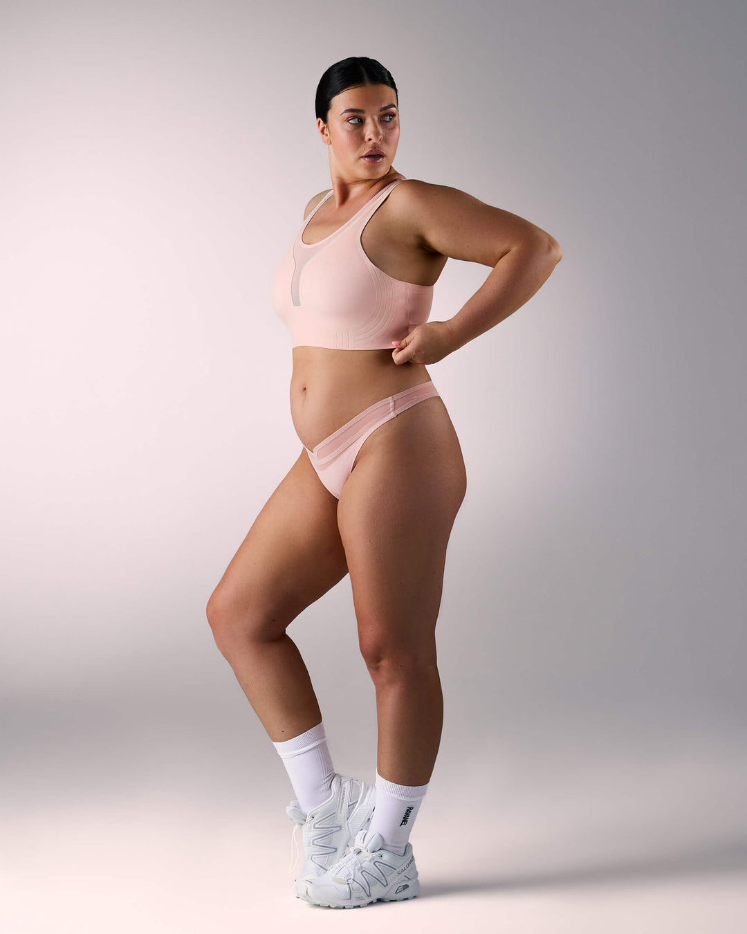femme portant une brassière de sport hastko BRA N°42 #color_nude