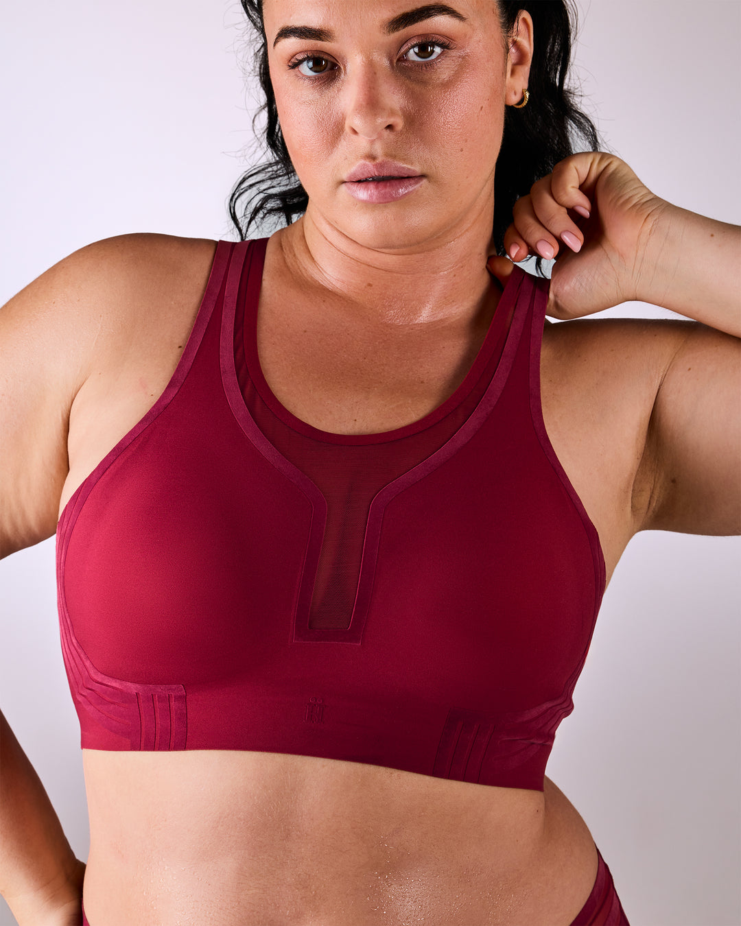 femme portant une brassière de sport hastko BRA N°42 #color_tuscany-bordeaux