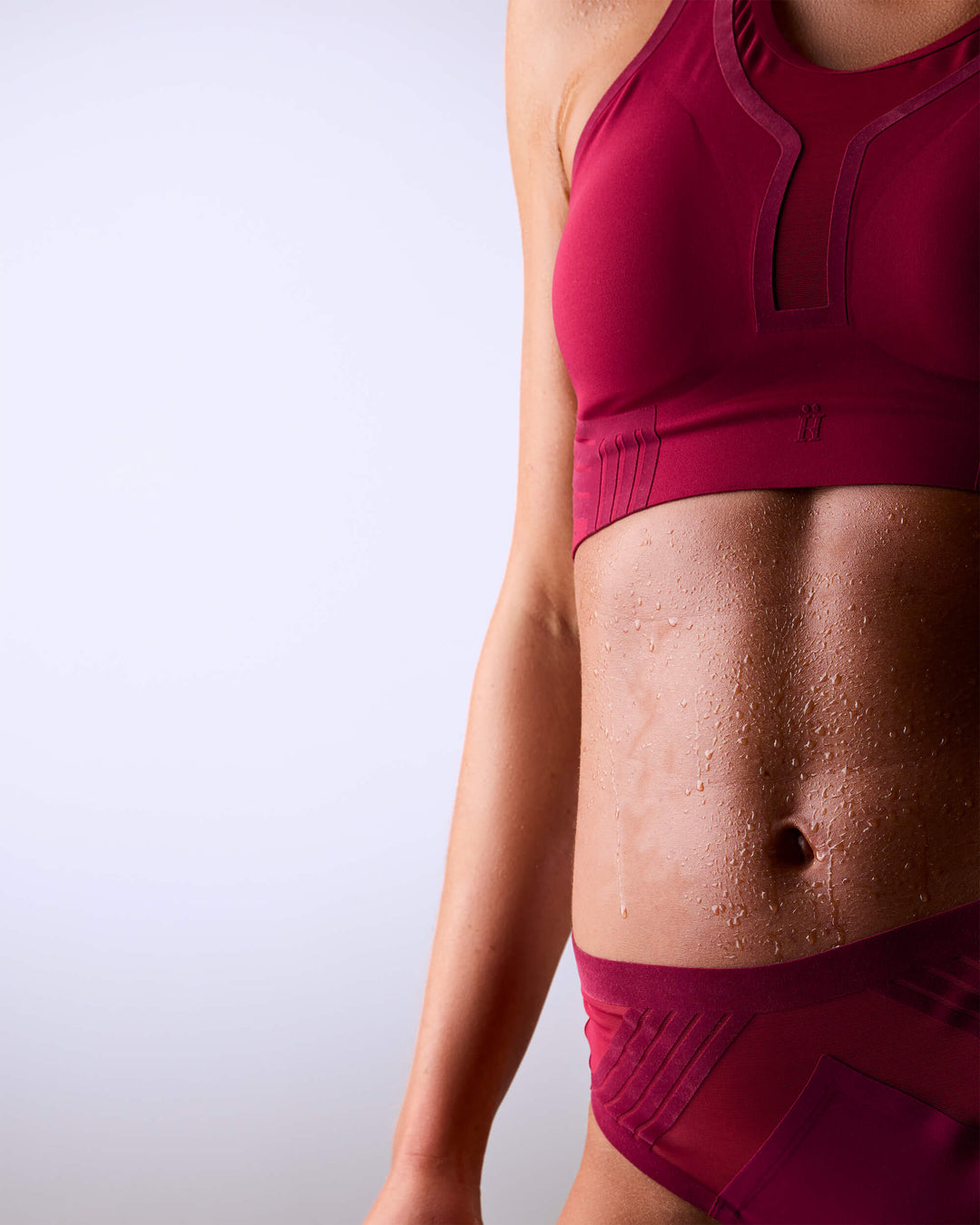 femme portant une brassière de sport hastko BRA N°42 #color_tuscany-bordeaux