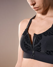 femme portant une brassière de sport 