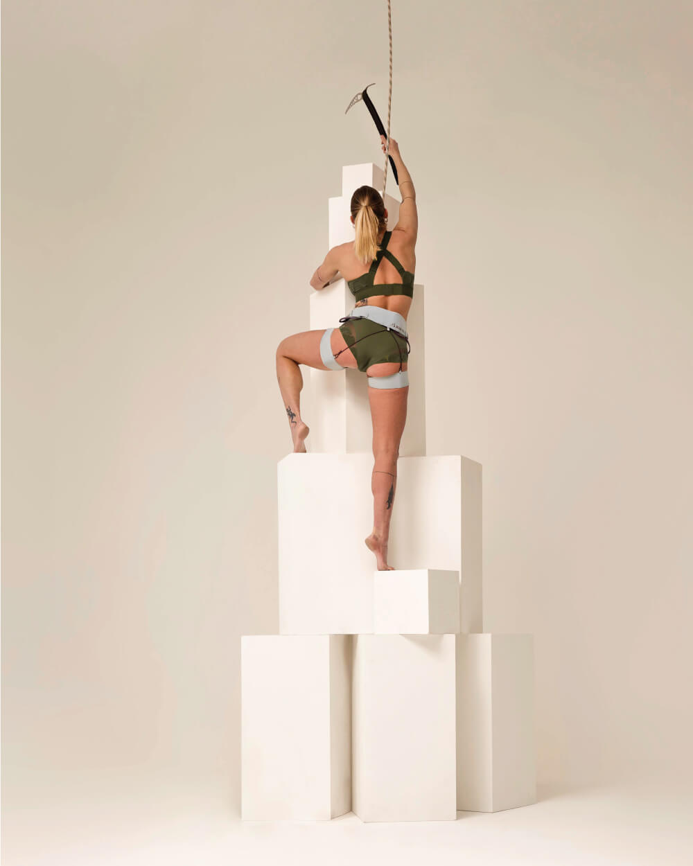 femme portant une brassière de sport hastko bra N°91 #color_kaki