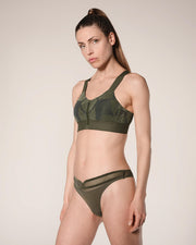 femme portant une brassière de sport hastko bra N°91 