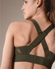 femme portant une brassière de sport hastko bra N°91 