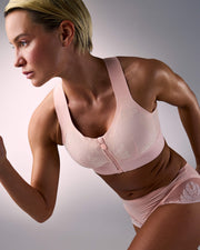 femme portant une brassière de sport hastko BRA N°92 