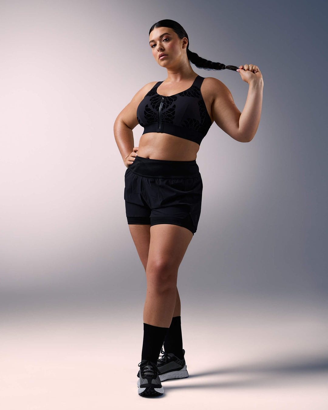 femme portant une brassière de sport hastko BRA N°92 #color_true-black