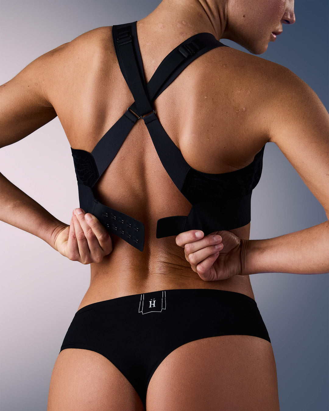 femme portant une brassière de sport hastko BRA N°92 #color_true-black