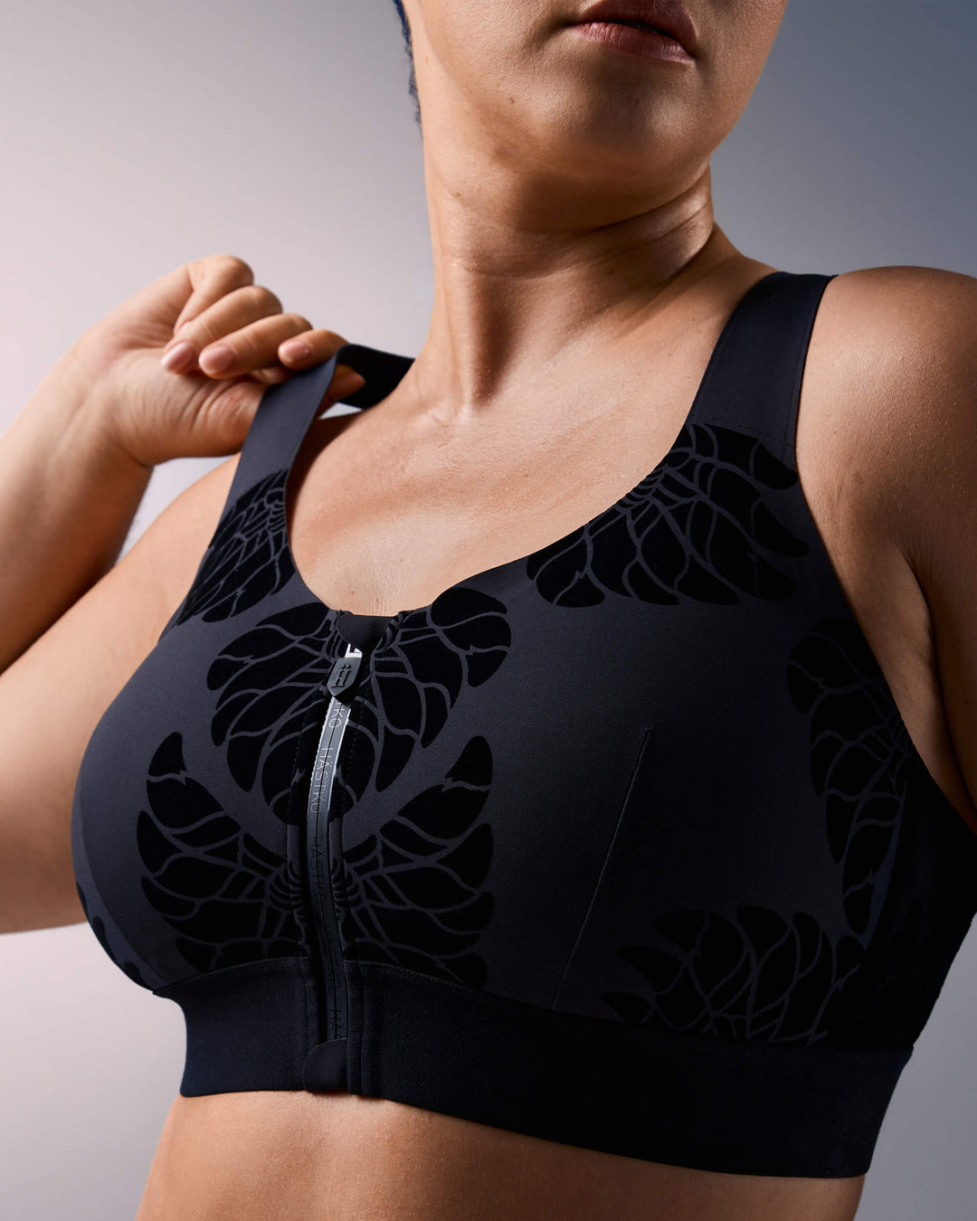 femme portant une brassière de sport hastko BRA N°92 #color_true-black