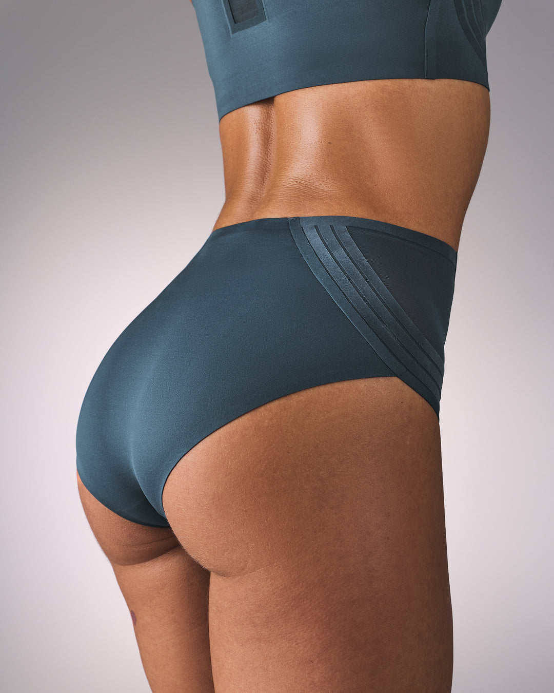 femme portant une culotte de sport sans couture hastko PANTY N°48 #color_ardoise