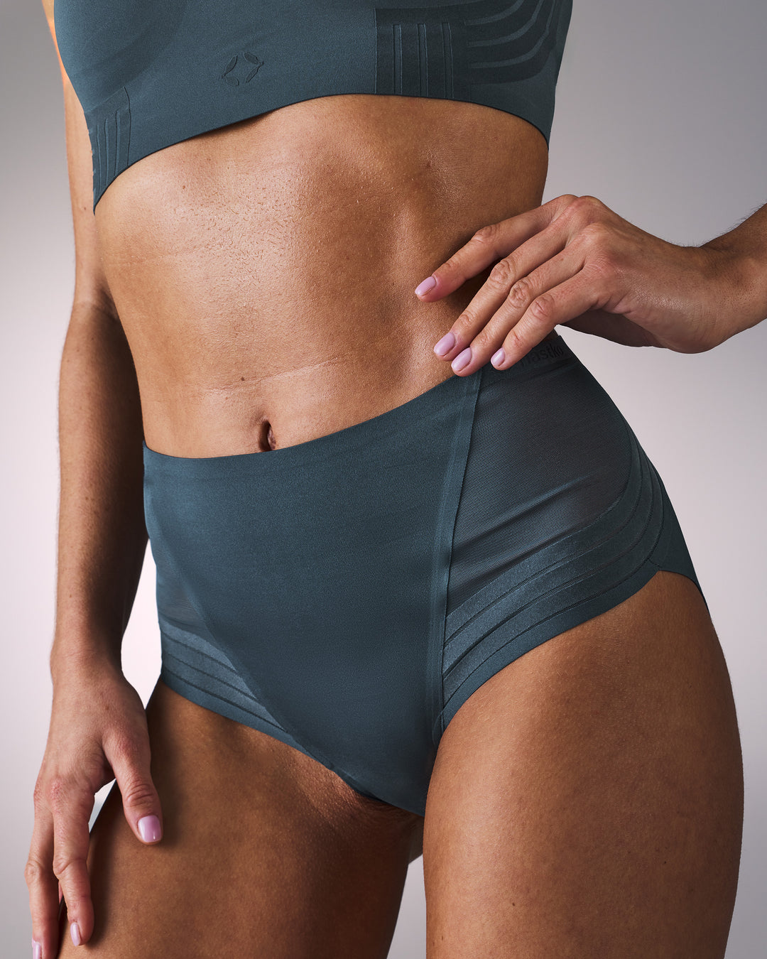 femme portant une culotte de sport sans couture hastko PANTY N°48 #color_ardoise