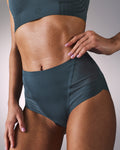femme portant une culotte de sport sans couture hastko PANTY N°48 