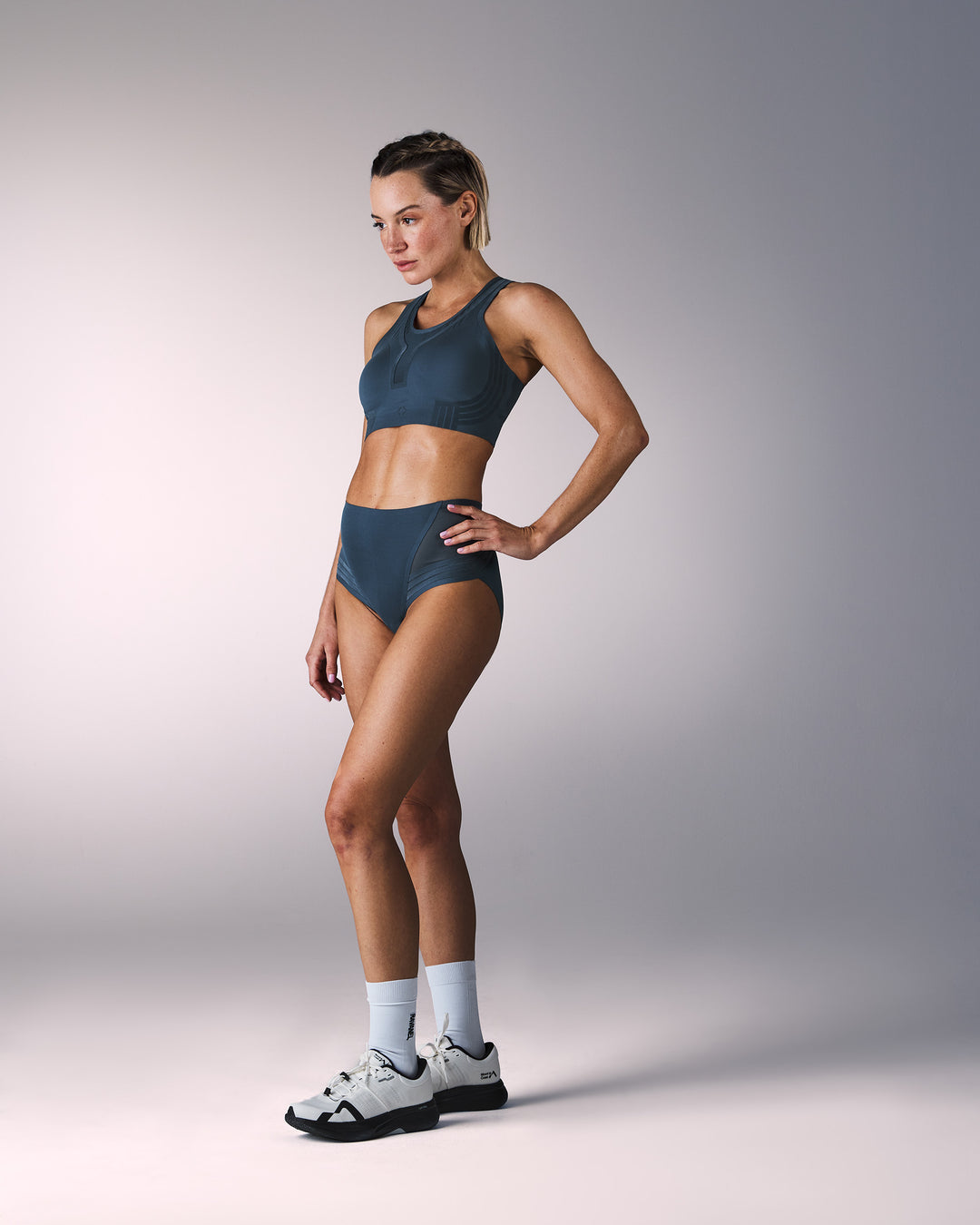 femme portant une culotte de sport sans couture hastko PANTY N°48 #color_ardoise