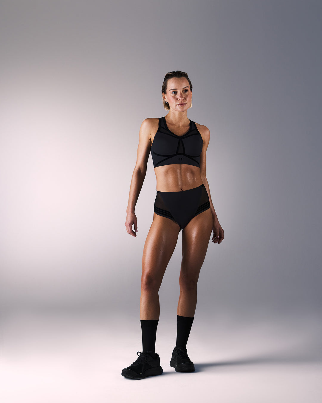 femme portant une culotte de sport sans couture hastko PANTY N°48 #color_true-black