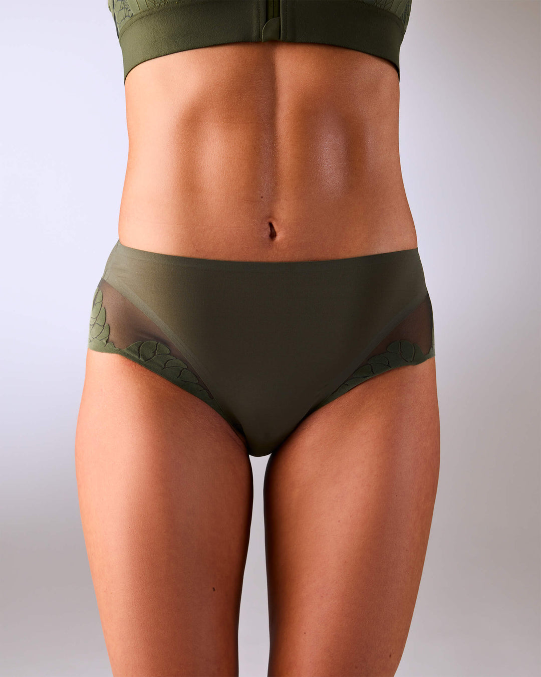 femme portant une culotte de sport sans couture hastko PANTY N°91 #color_kaki