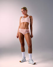 femme portant une culotte de sport sans couture hastko PANTY N°91 