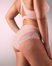 femme portant une culotte de sport sans couture hastko PANTY N°91 