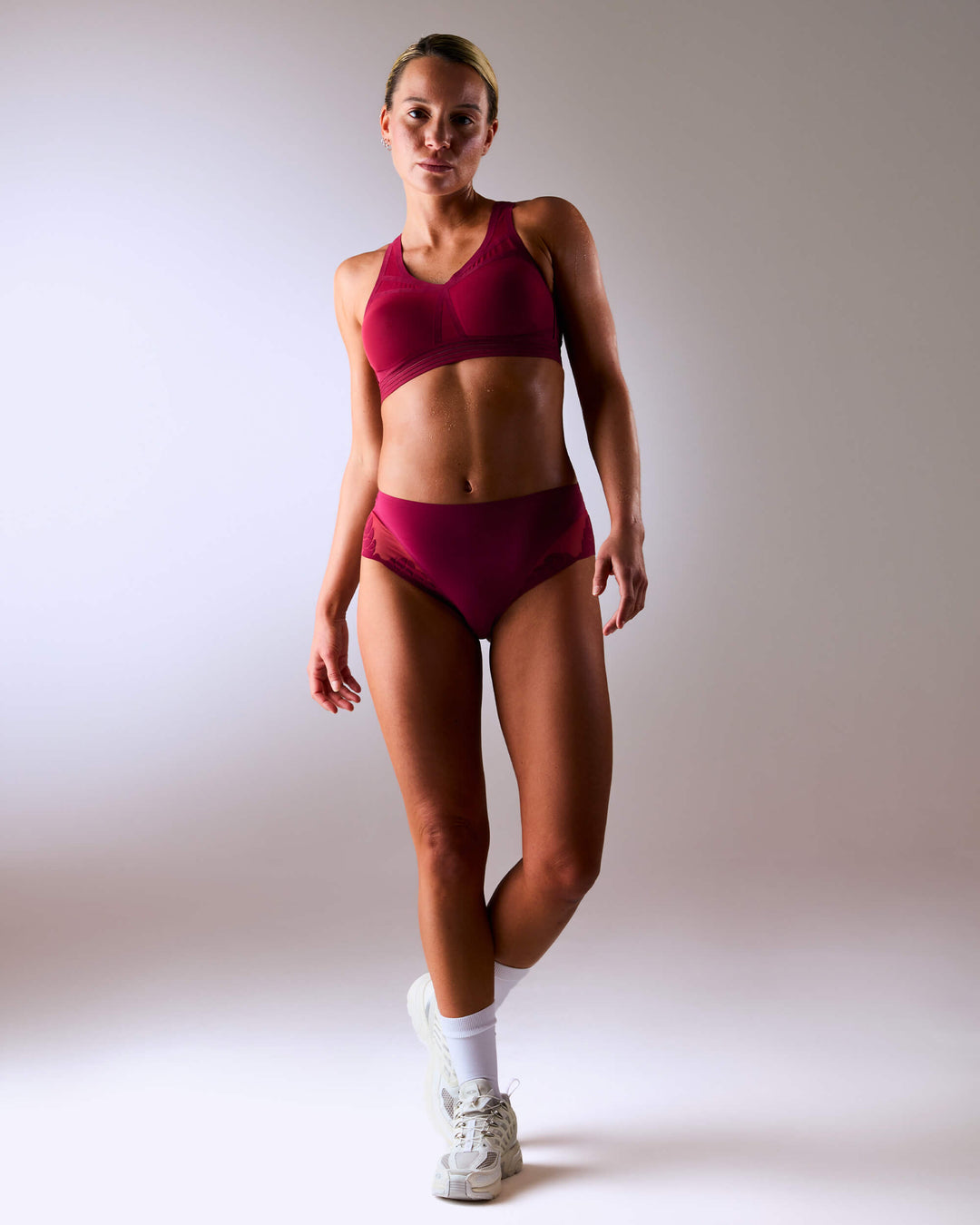 femme portant une culotte de sport sans couture hastko PANTY N°91 #color_tuscany-bordeaux