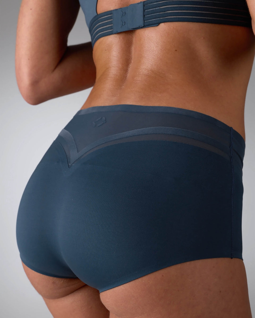 femme portant un shorty de sport sans couture hastko SHORTY N°19 #color_ardoise