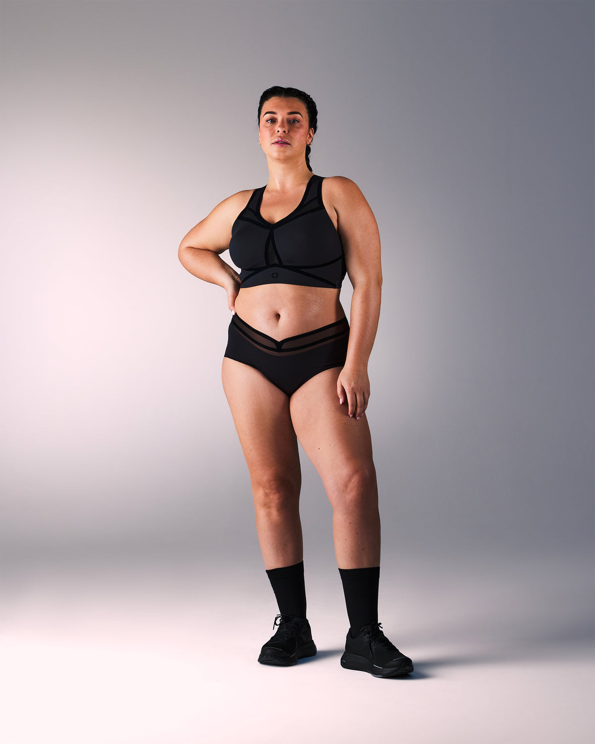 femme portant un shorty de sport sans couture hastko SHORTY N°19 #color_true-black