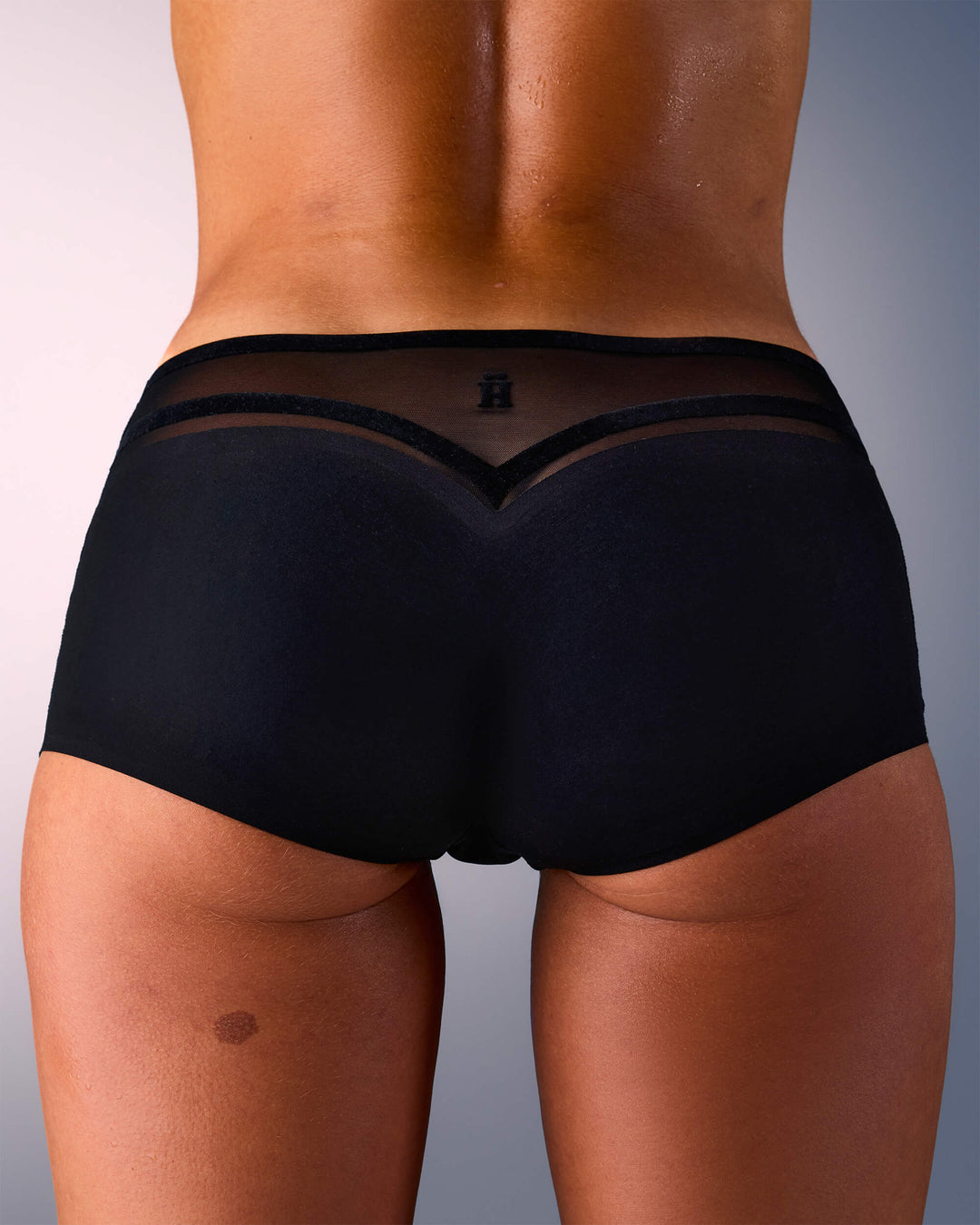femme portant un shorty de sport sans couture hastko SHORTY N°19 #color_true-black