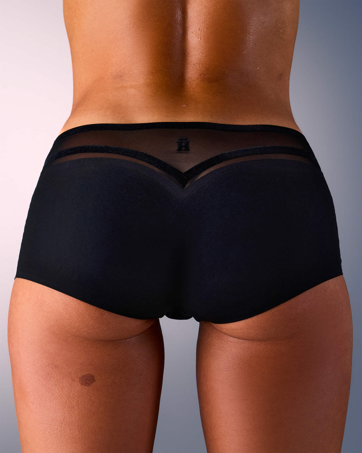 femme portant un shorty de sport sans couture hastko SHORTY N°19 #color_true-black