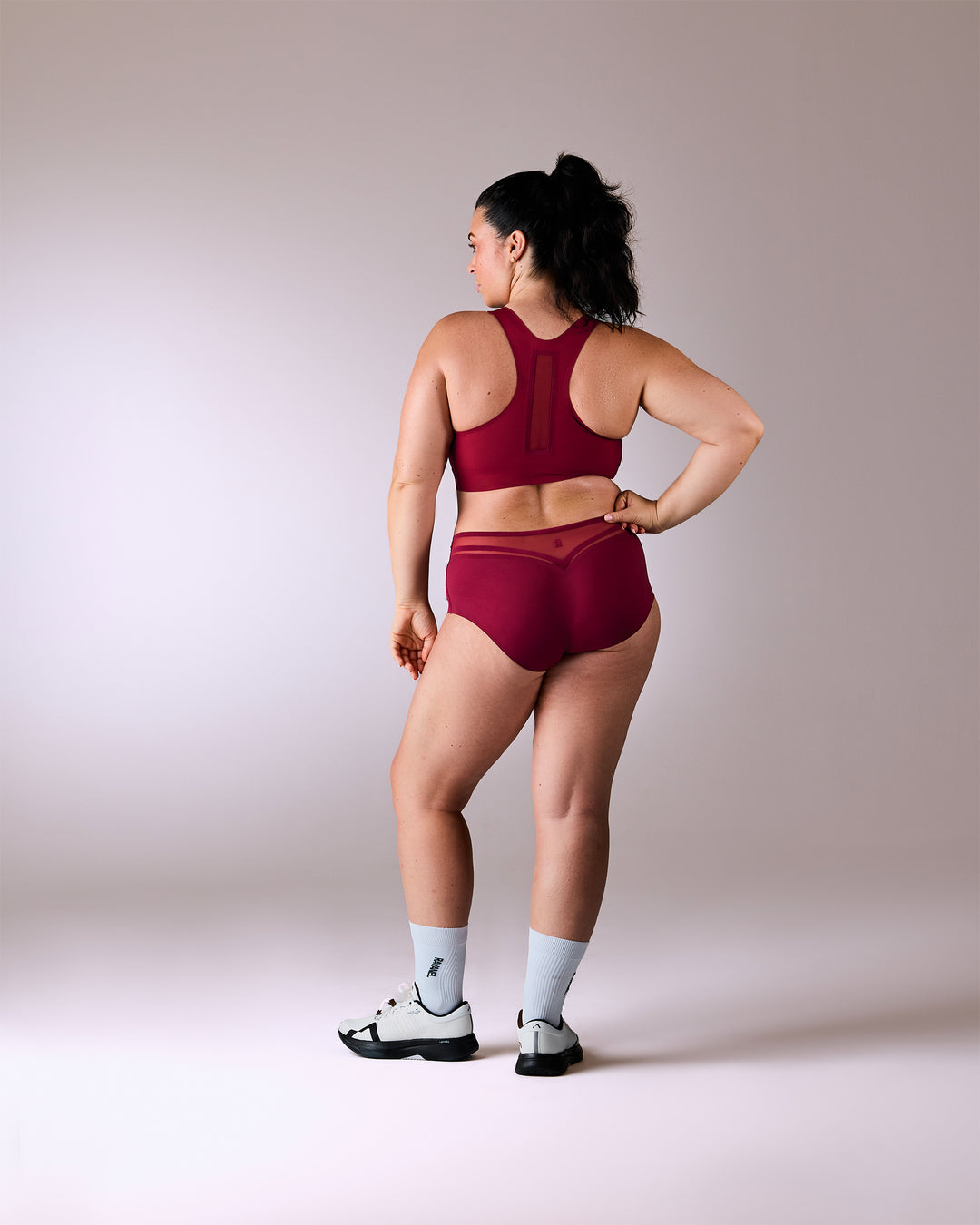 femme portant un shorty de sport sans couture hastko SHORTY N°19 #color_tuscany-bordeaux