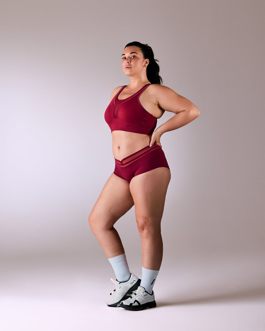 femme portant un shorty de sport sans couture hastko SHORTY N°19 #color_tuscany-bordeaux