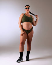 femme portant un string de sport sans couture hastko STRING N°19 