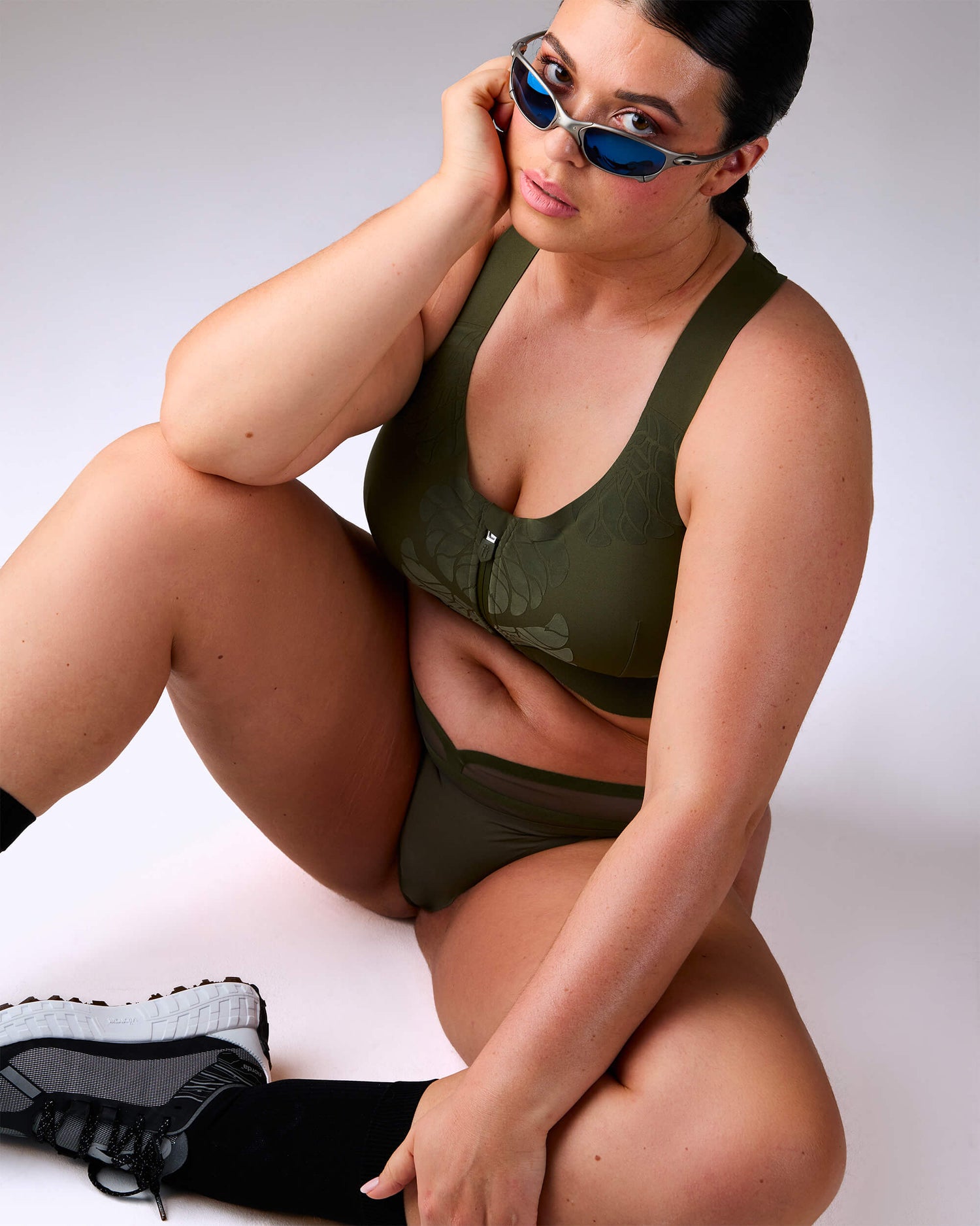 femme portant un string de sport sans couture hastko STRING N°19 
