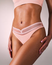 femme portant un string de sport sans couture hastko STRING N°19 