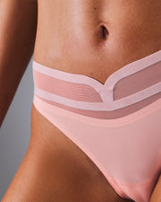 femme portant un string de sport sans couture hastko STRING N°19 