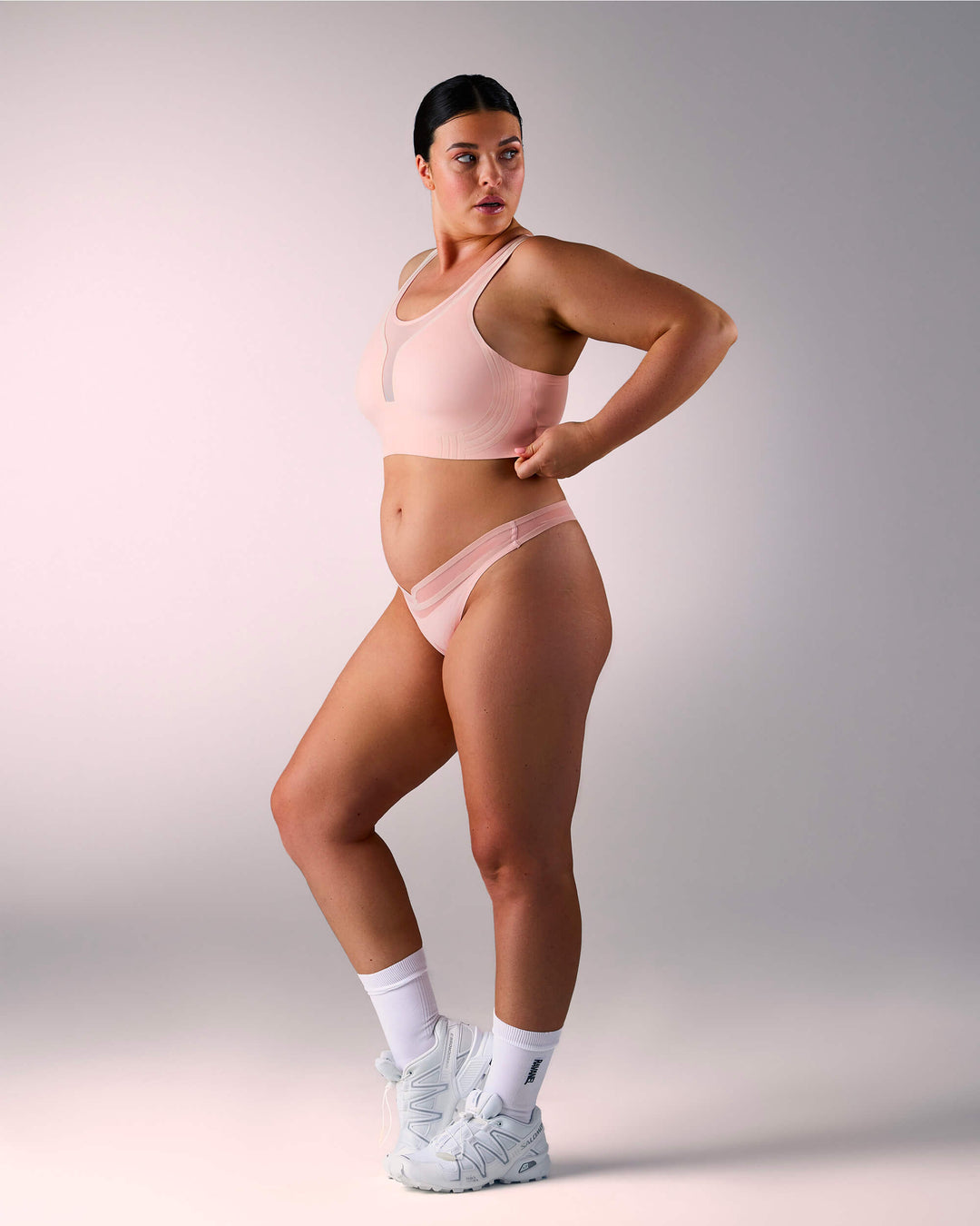 femme portant un string de sport sans couture hastko STRING N°19 #color_nude