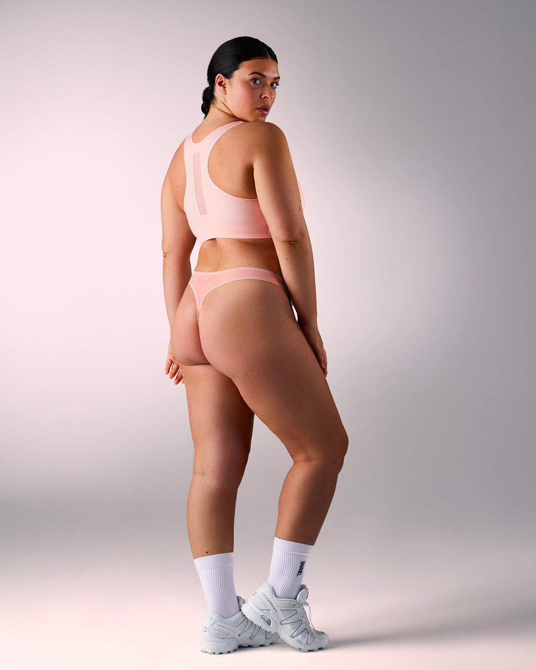 femme portant un string de sport sans couture hastko STRING N°19 #color_nude