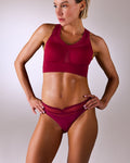 femme portant un string de sport sans couture hastko STRING N°19 