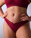 femme portant un string de sport sans couture hastko STRING N°19 