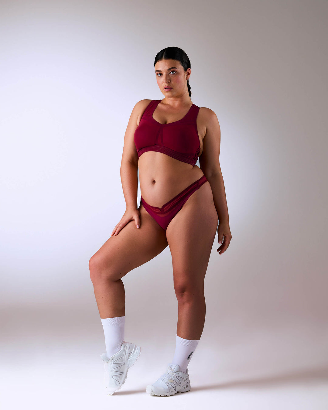 femme portant un string de sport sans couture hastko STRING N°19 #color_tuscany-bordeaux