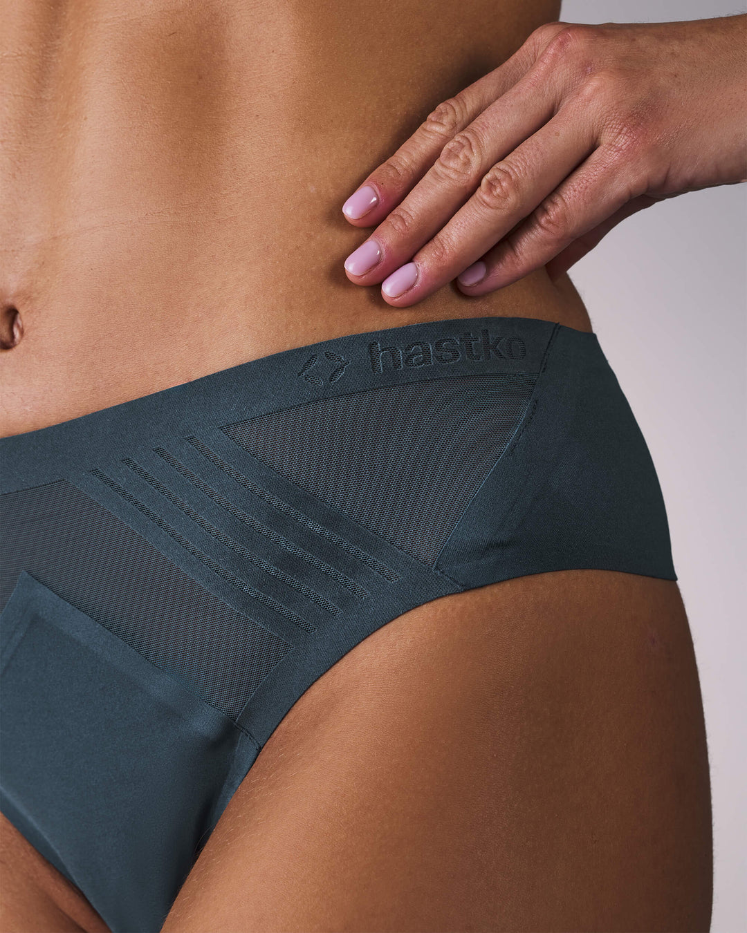 femme portant un tanga de sport sans couture hastko TANGA N°23 #color_ardoise