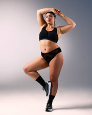 femme portant un tanga de sport sans couture hastko TANGA N°23 