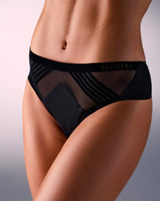 femme portant un tanga de sport sans couture hastko TANGA N°23 