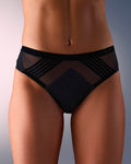 femme portant un tanga de sport sans couture hastko TANGA N°23 