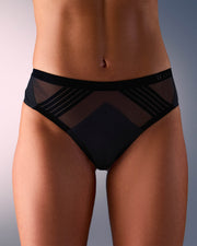 femme portant un tanga de sport sans couture hastko TANGA N°23 