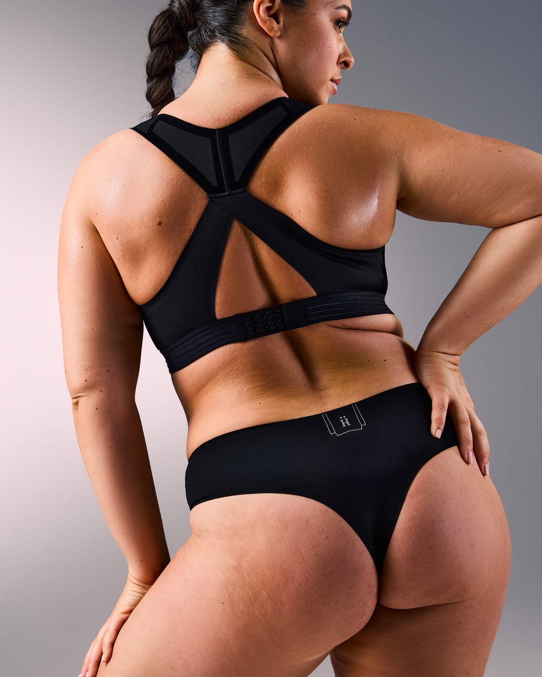 femme portant un tanga de sport sans couture hastko TANGA N°23 #color_true-black