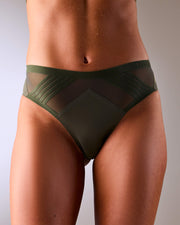 femme portant un tanga de sport sans couture hastko TANGA N°23 